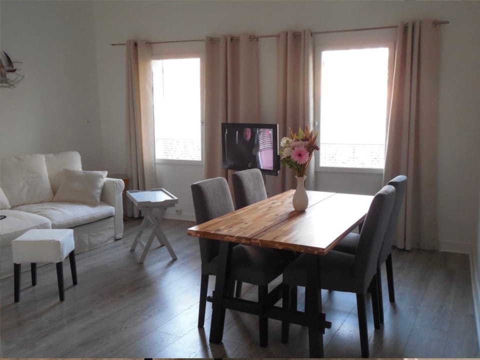 TV and multimedia, Living room, Dining area
