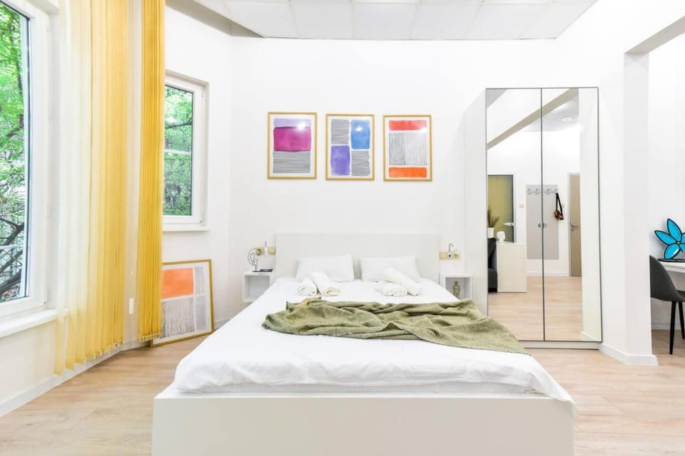 Bed, Bedroom, towels