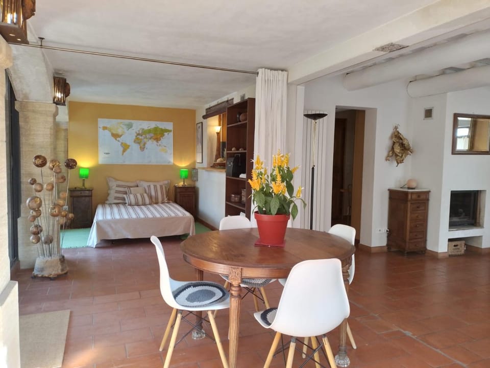 Bed, Dining area