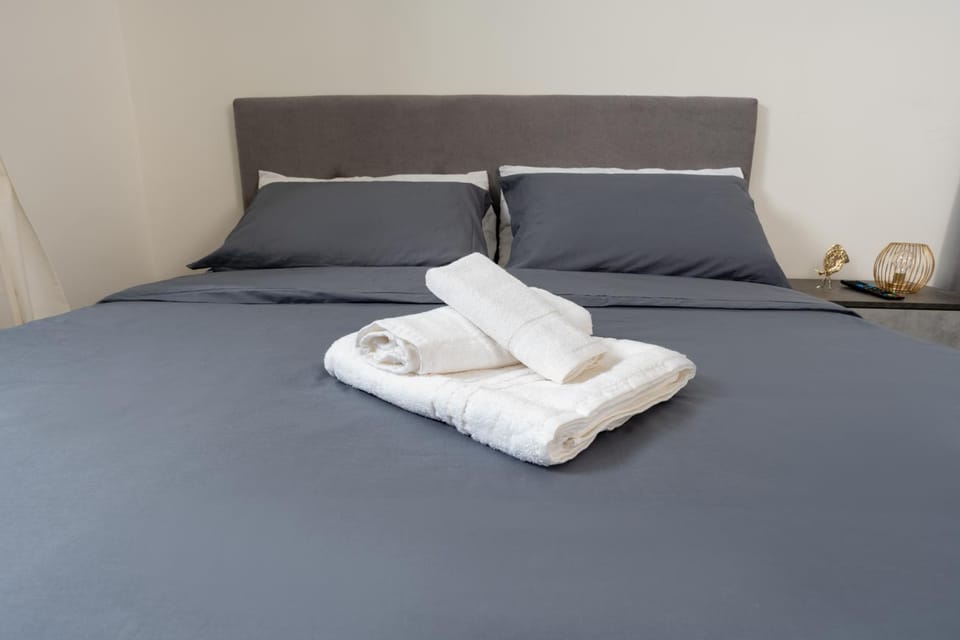 Bedroom, towels