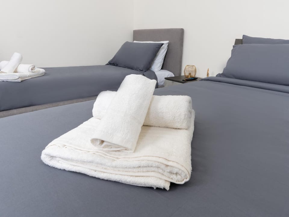 Bed, towels