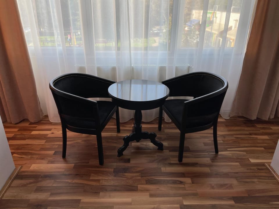 Seating area, Dining area