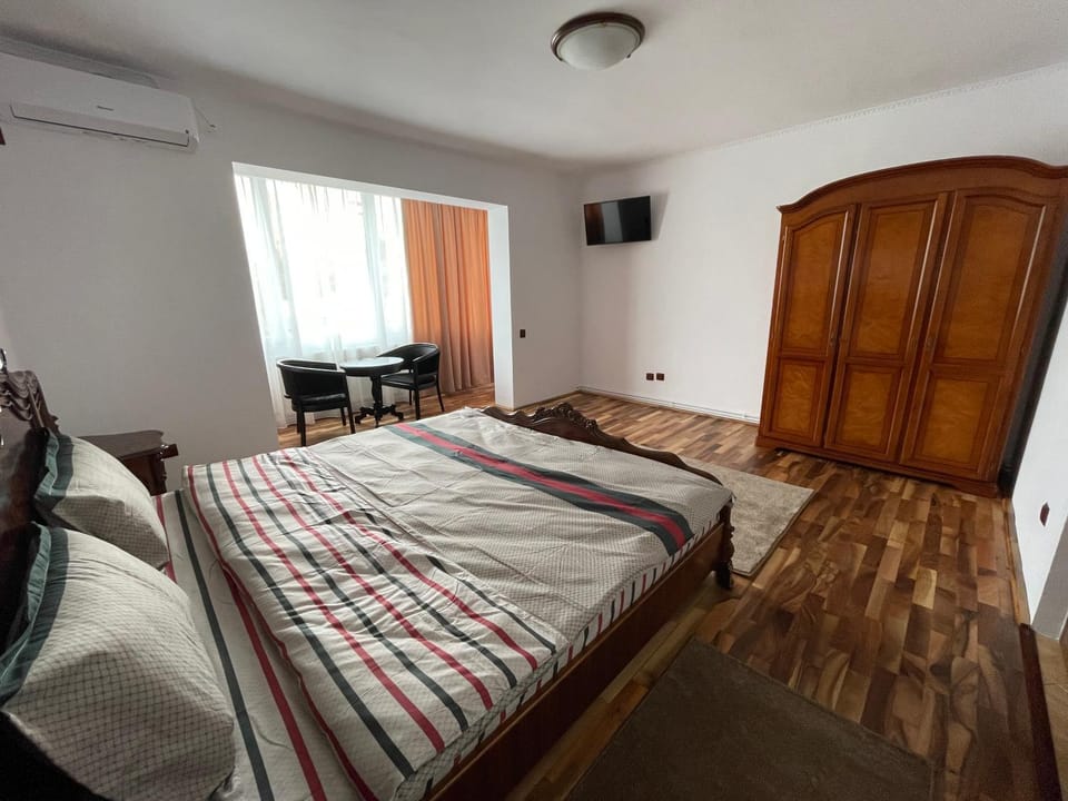 Bed, TV and multimedia, Photo of the whole room, Bedroom, hair dresser
