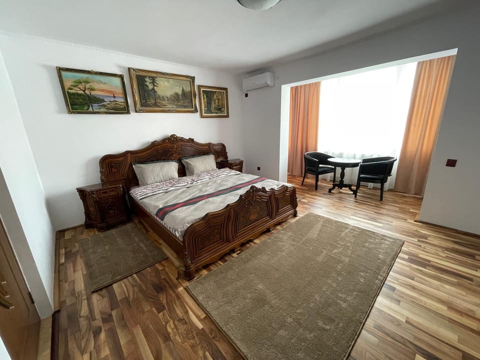 Bed, Seating area, Bedroom