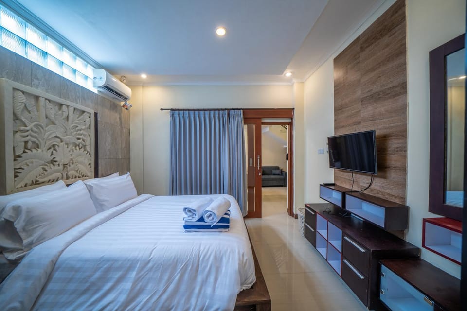 Bed, TV and multimedia, Photo of the whole room, Bedroom