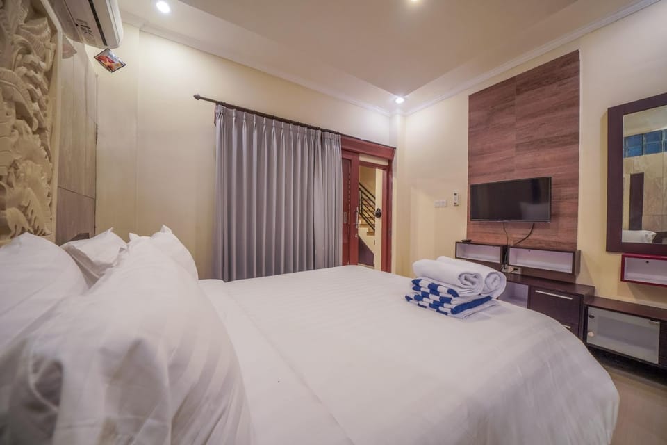 Bed, TV and multimedia, Bedroom