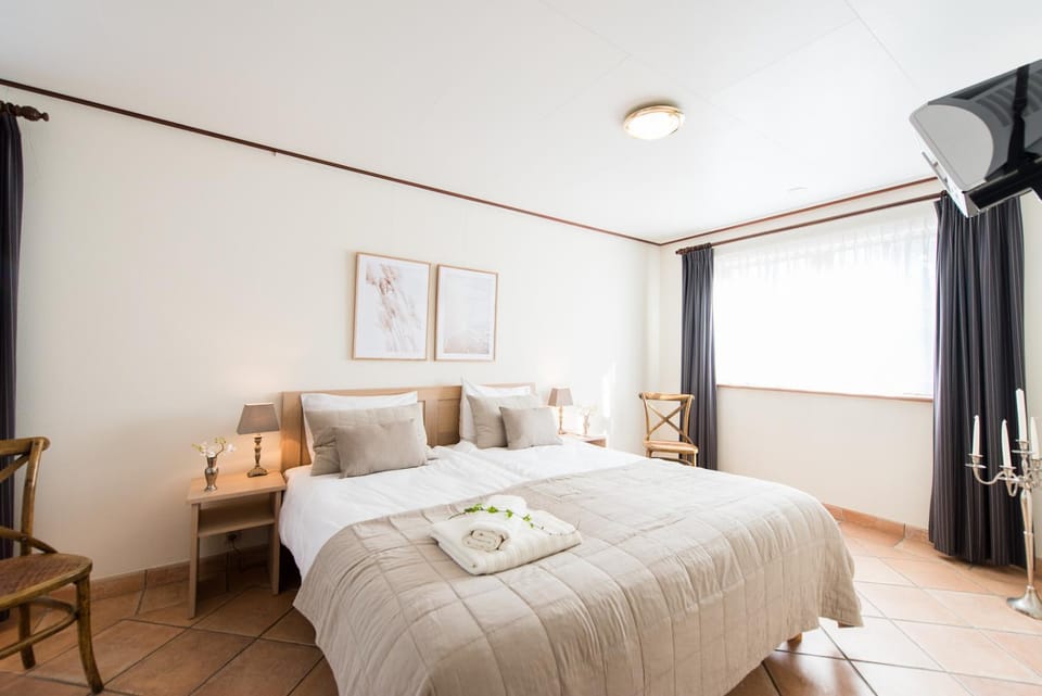 Bed, TV and multimedia, Bedroom