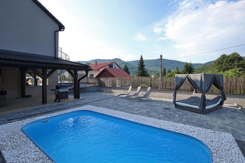 Day, Natural landscape, BBQ facilities, Garden, Balcony/Terrace, Mountain view, Pool view, Swimming pool, Swimming pool, sunbed