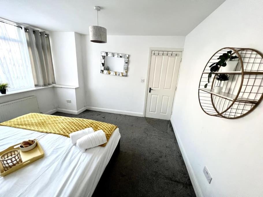 Modern 2 bed close to mall with parking & garden House in London