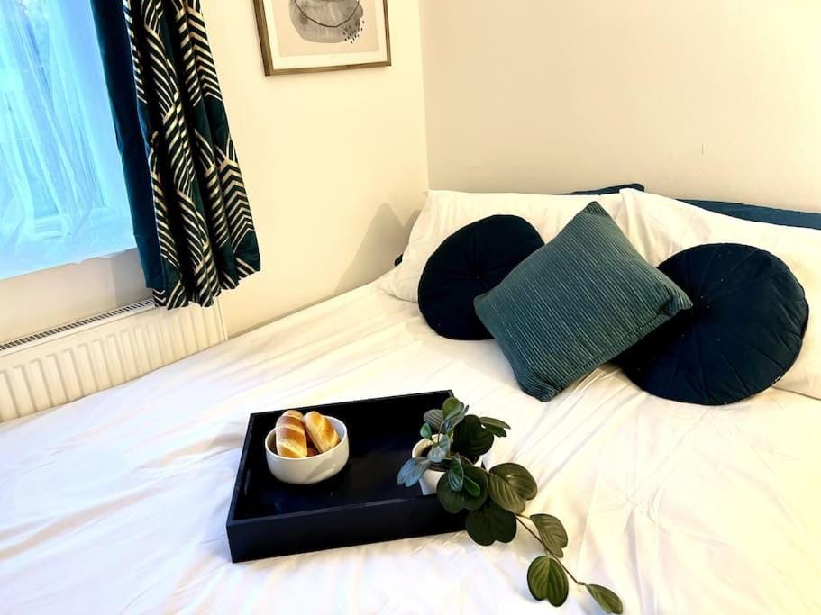 Modern 2 bed close to mall with parking & garden House in London