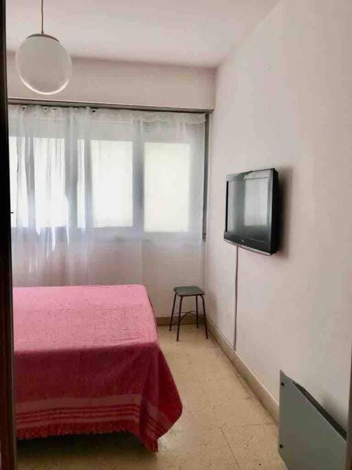 Bed, TV and multimedia, Photo of the whole room, Bedroom