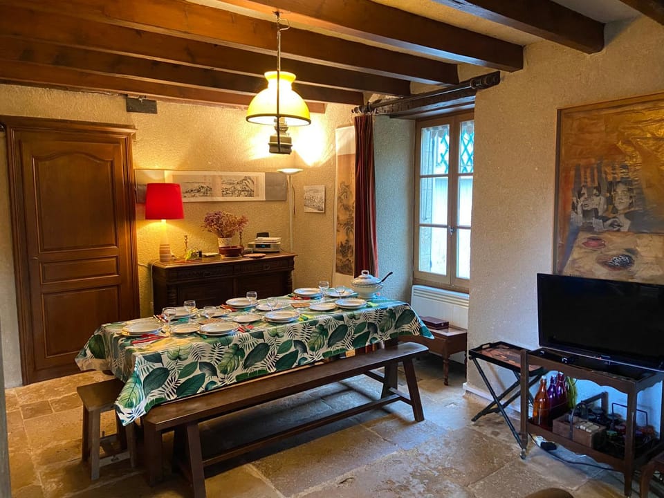 Ancienne ferme Bourguignonne en bord de rivière, grand terrain arboré, et clos House in Bourgogne-Franche-Comté
