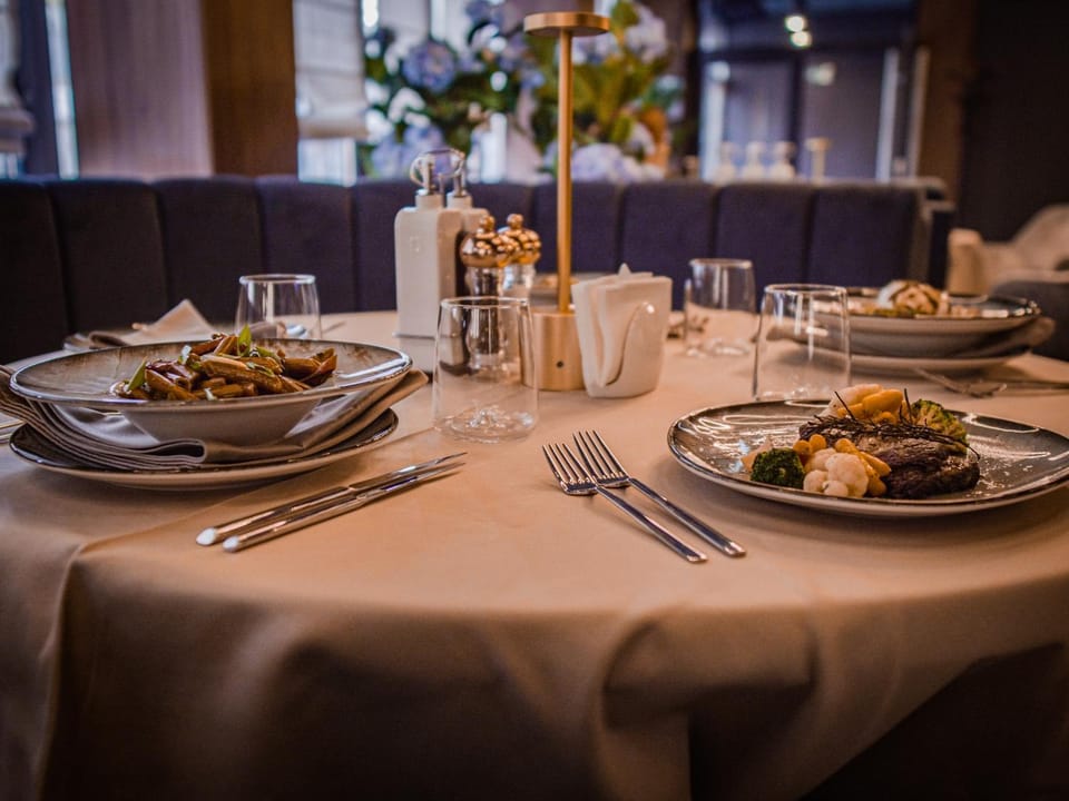 Restaurant/places to eat, Food and drinks, Food, Lunch, Dinner, Drinks