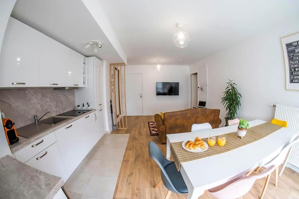 Communal lounge/ TV room, TV and multimedia, Kitchen or kitchenette, Living room, Seating area, Dining area