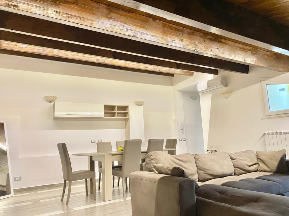 Coffee/tea facilities, Kitchen or kitchenette, Living room, Seating area, Dining area, Internal: Not applicable to any particular room