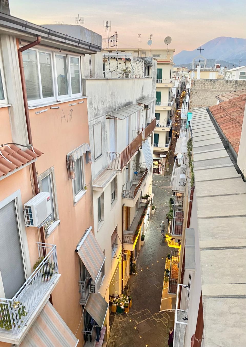Property building, Day, Neighbourhood, Natural landscape, View (from property/room), Balcony/Terrace, City view, Mountain view, Street view, Quiet street view