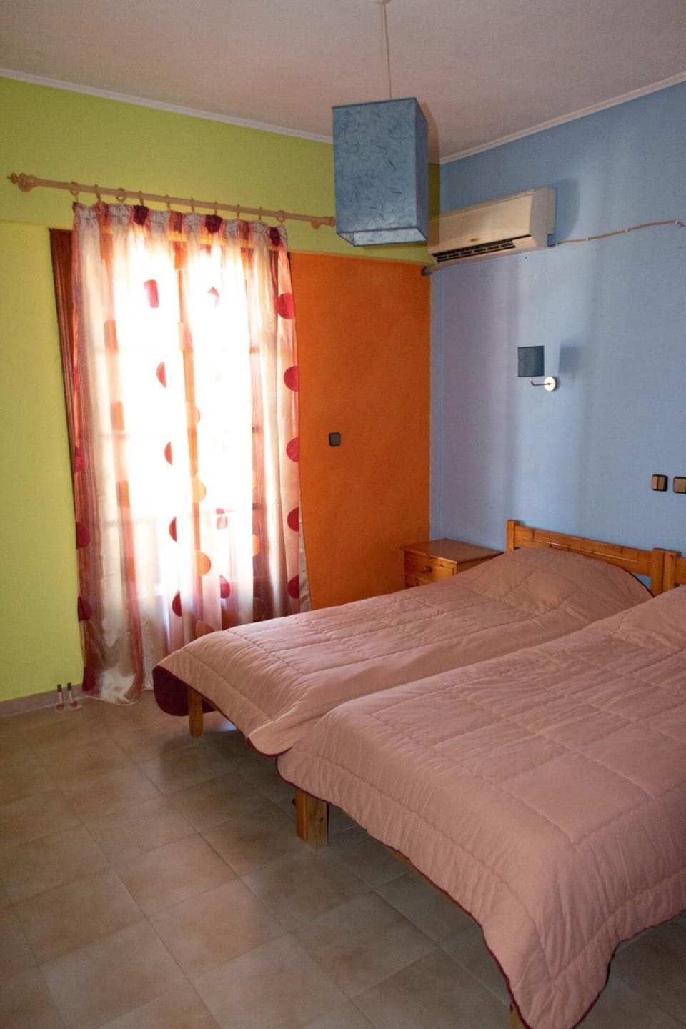 Bed, TV and multimedia, Photo of the whole room, Bedroom, air conditioner