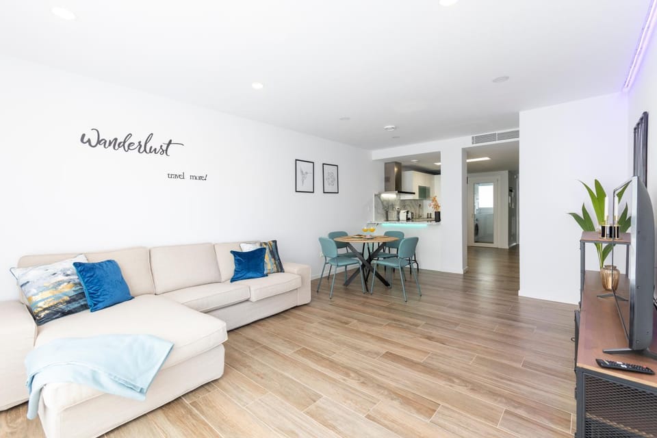 TV and multimedia, Kitchen or kitchenette, Living room, Seating area, Dining area