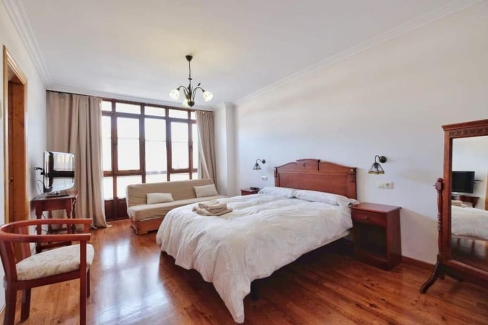 TV and multimedia, Photo of the whole room, Bedroom