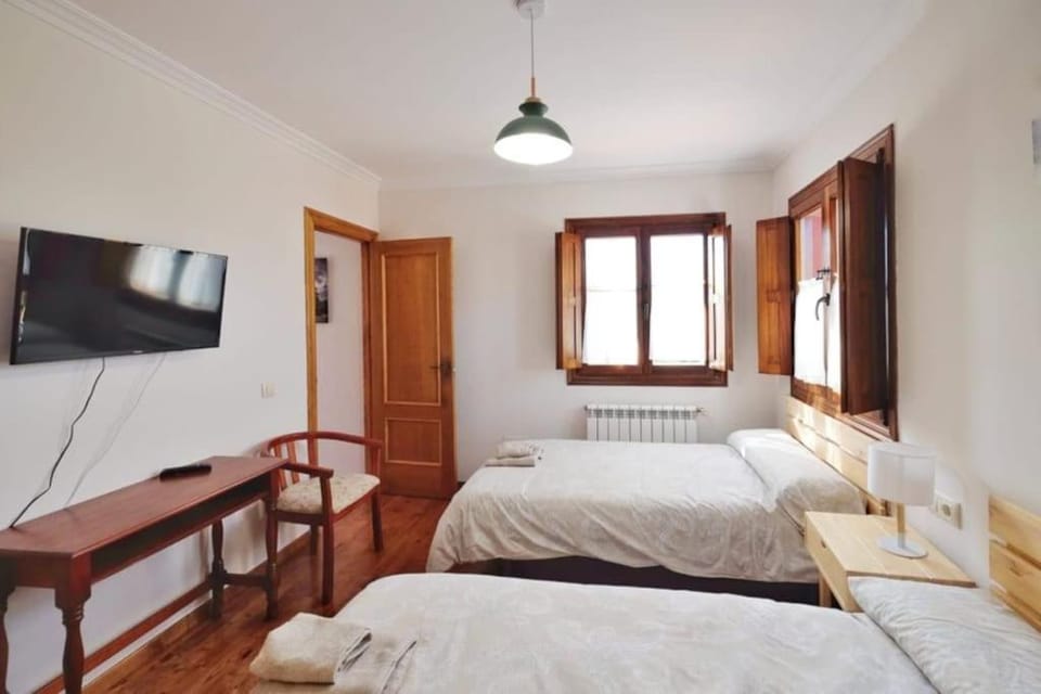 TV and multimedia, Photo of the whole room, Bedroom, internet