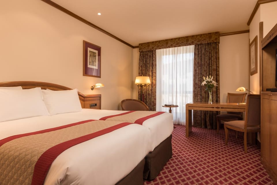 Bed, TV and multimedia, Photo of the whole room, Decorative detail, Seating area, Bedroom