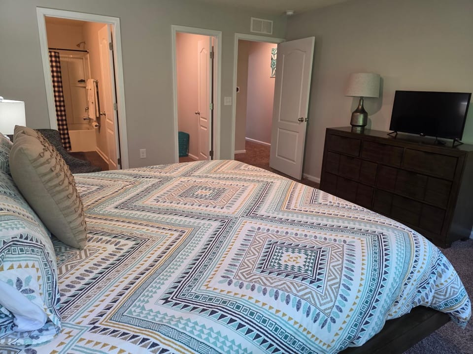 Bed, TV and multimedia, Bedroom