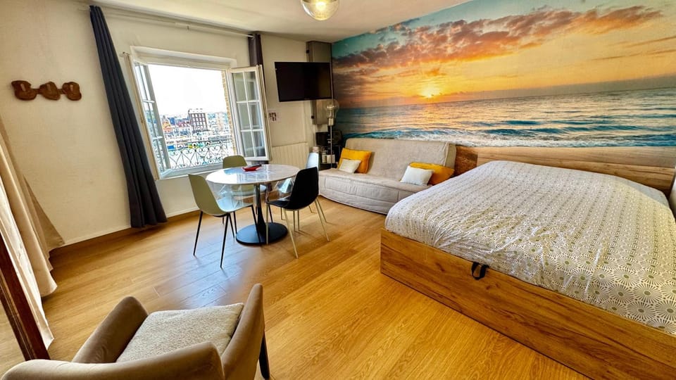 Living room, Photo of the whole room, Seating area, Bedroom