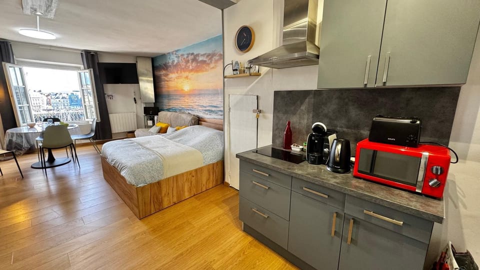 Bed, Kitchen or kitchenette, stove, toaster
