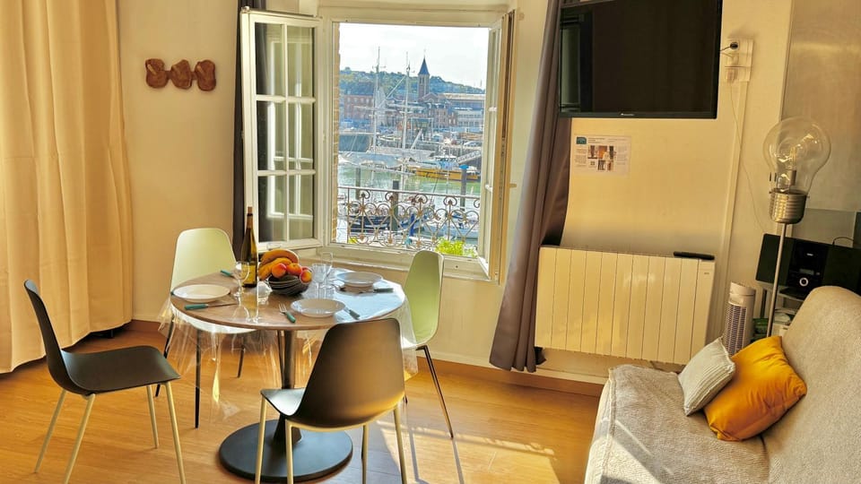 TV and multimedia, Living room, Seating area, Dining area, Sea view