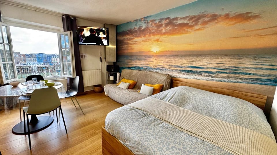 Bed, Dining area, Bedroom, Sea view