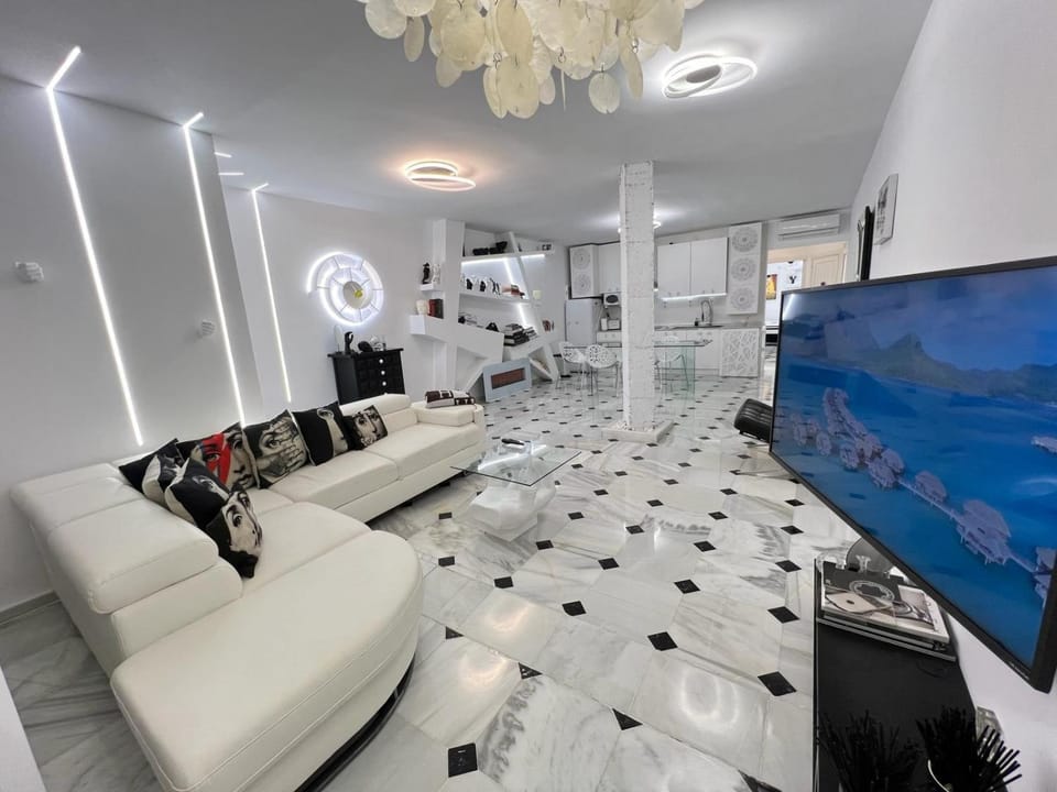 TV and multimedia, Kitchen or kitchenette, Living room, Dining area, stove, stove