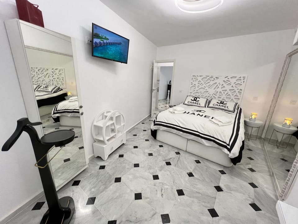 Bed, TV and multimedia, Other, Photo of the whole room, Bedroom, Text overlay