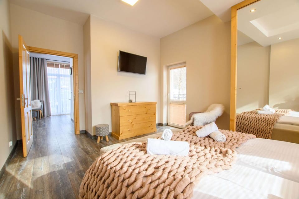 Bed, TV and multimedia, Photo of the whole room, Evening entertainment, Bedroom, towels, wardrobe