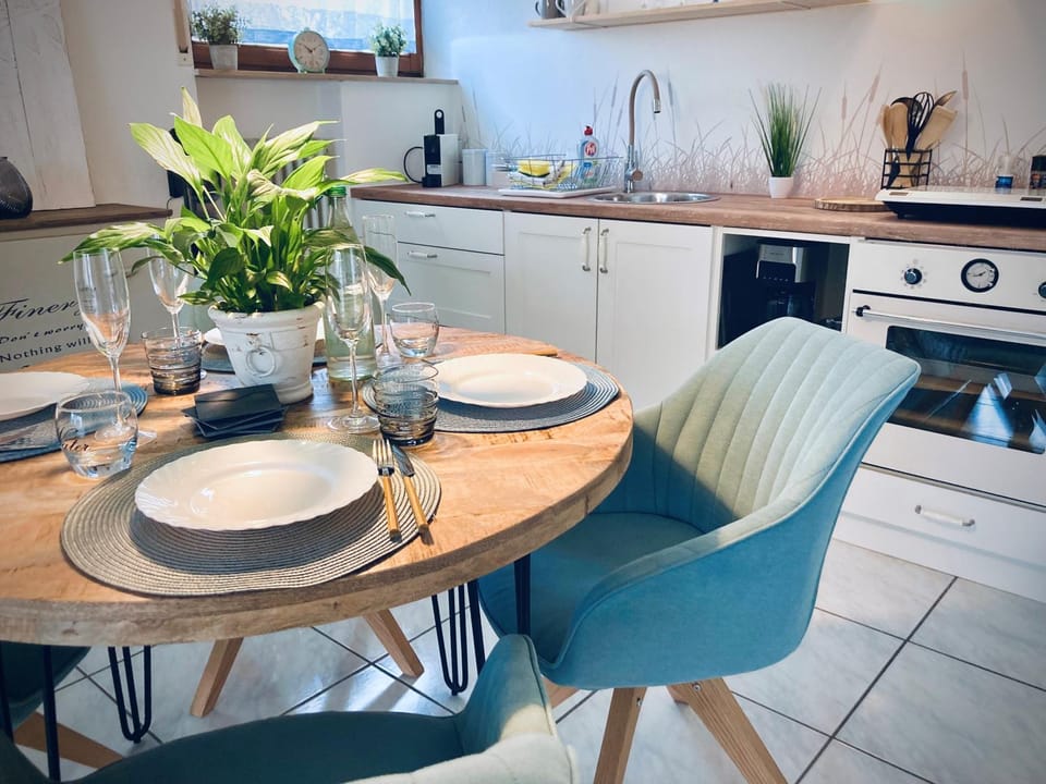 Dining area, kitchen