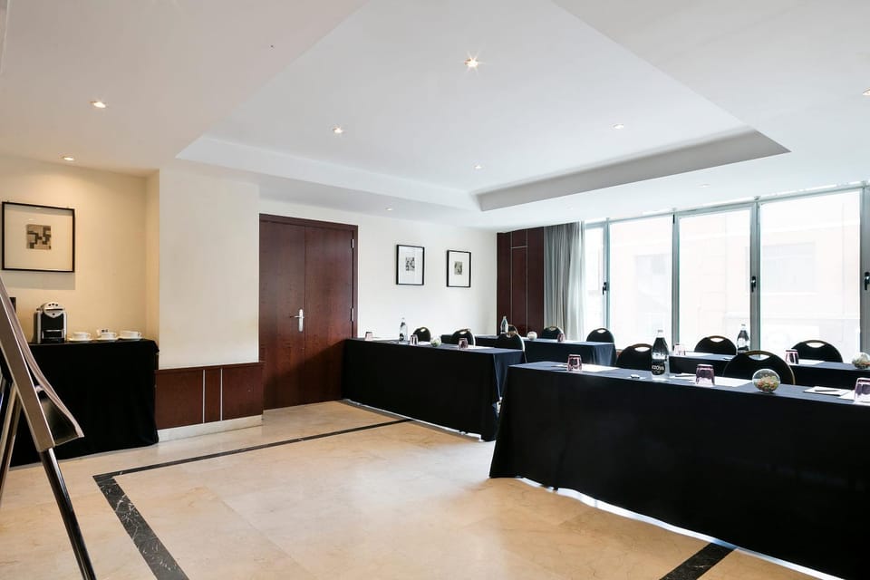 Coffee/tea facilities, Meeting/conference room, Drinks