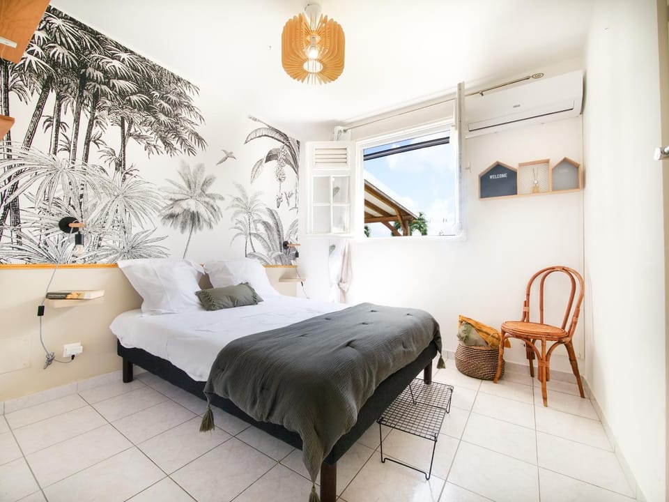 Bed, Photo of the whole room, air conditioner