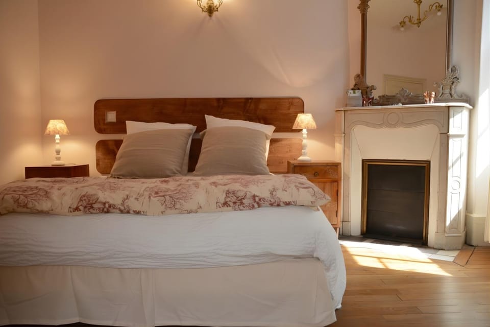 Bed, Photo of the whole room, Bedroom, City view, Landmark view, Quiet street view, flat iron, internet