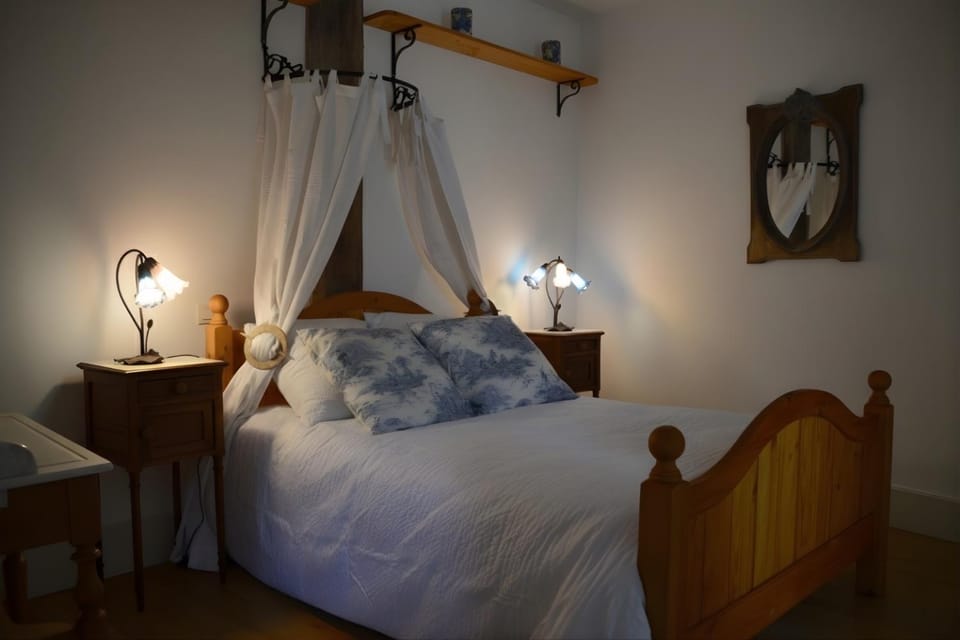 Bed, Photo of the whole room, Bedroom, internet