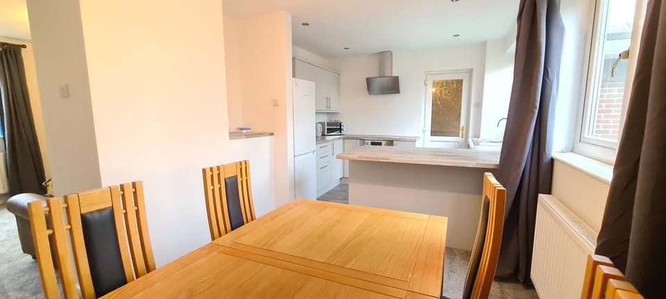 Kitchen or kitchenette, Dining area, stove