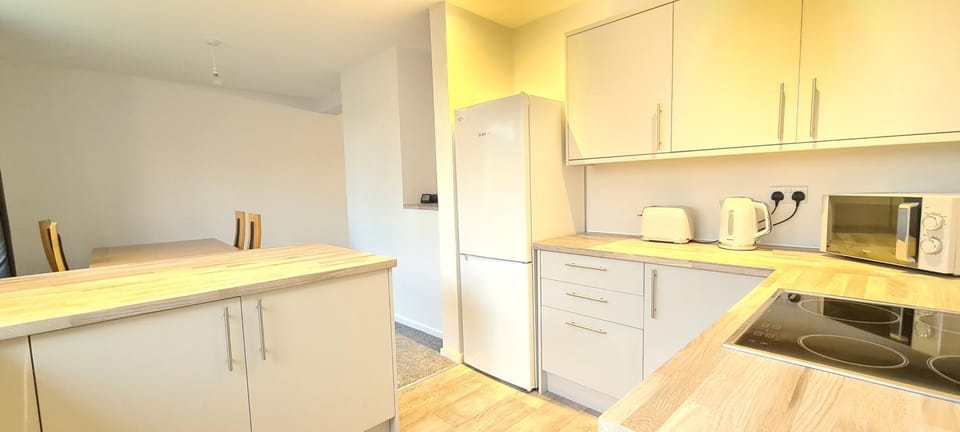 Kitchen or kitchenette, minibar, stove, toaster