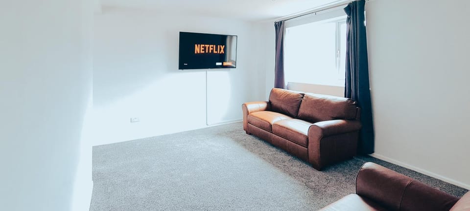 Communal lounge/ TV room, TV and multimedia, Living room, Seating area, Evening entertainment