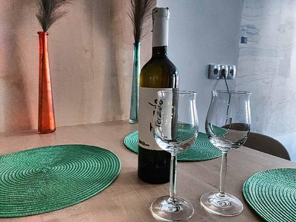Food and drinks, Dining area, Drinks
