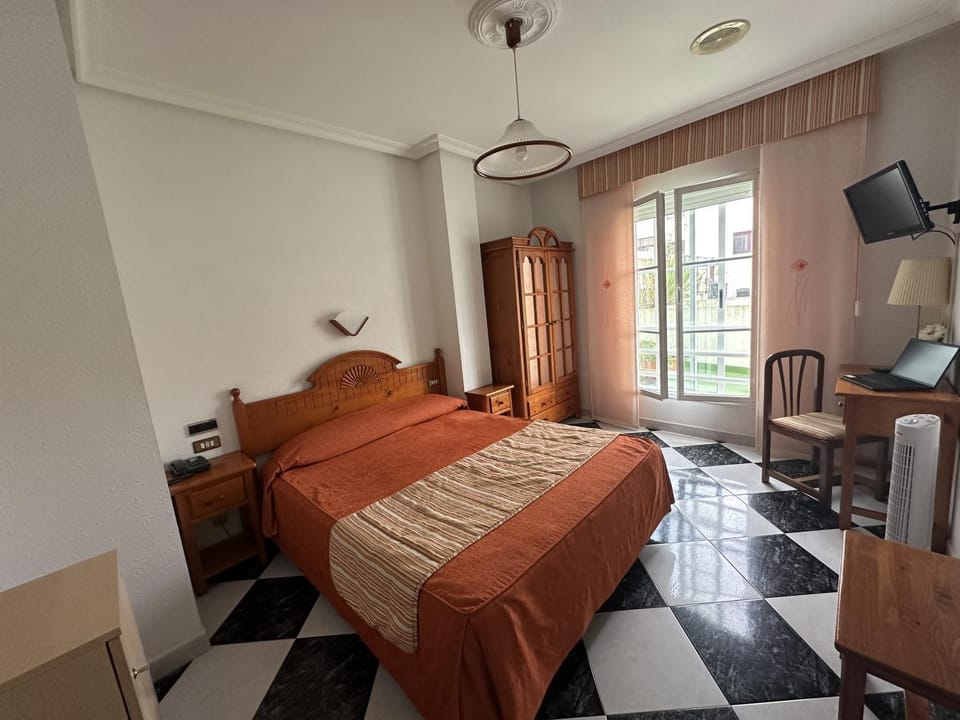 TV and multimedia, Photo of the whole room, Bedroom