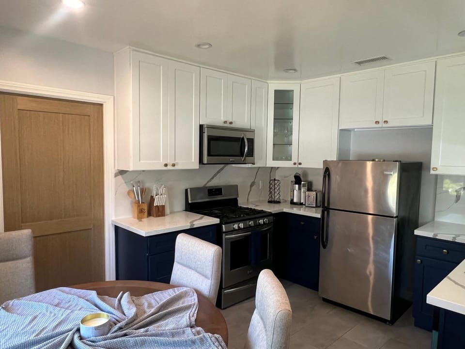 Lovely 2bedroom next to Santa Monica college Apartment in Santa Monica