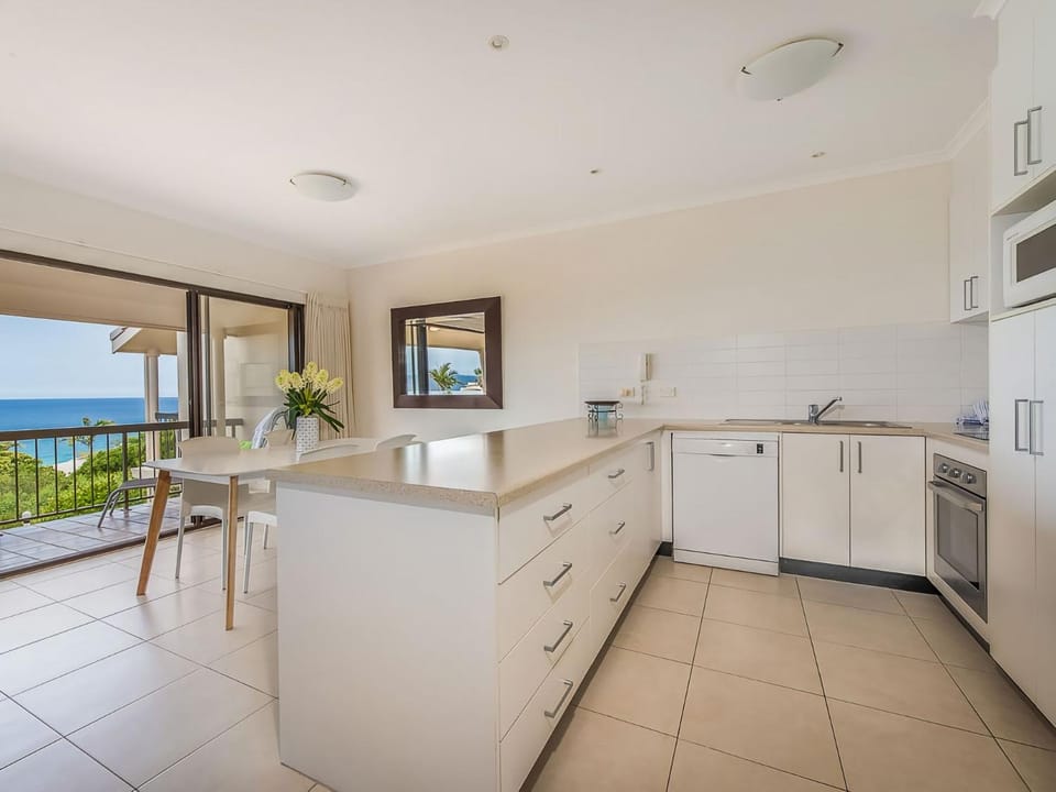 Kitchen or kitchenette, Dining area, Sea view