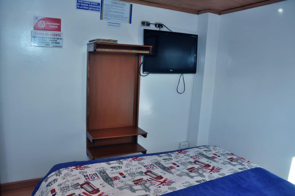 TV and multimedia, Photo of the whole room, Bedroom, wardrobe