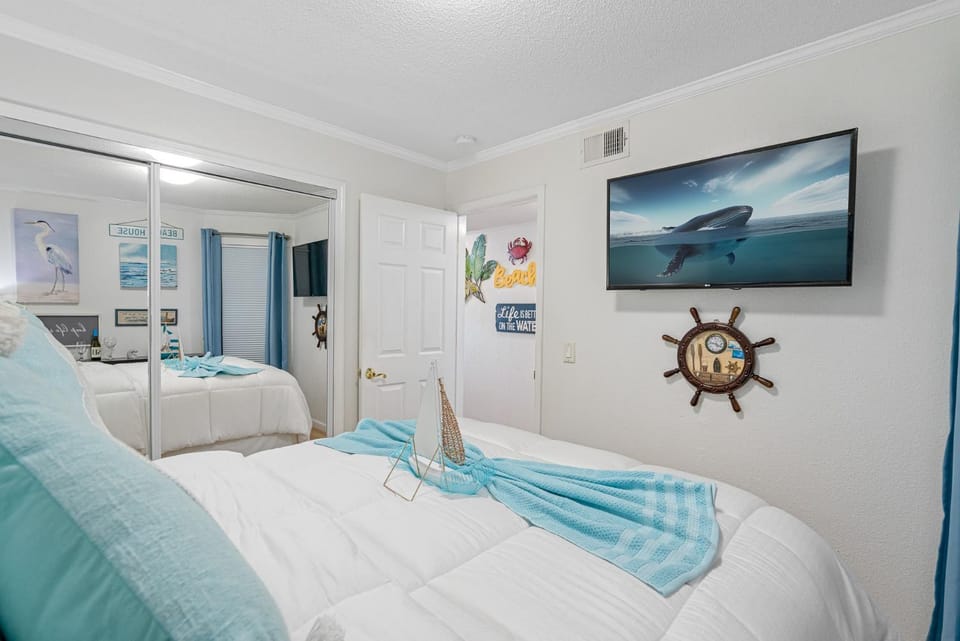 Bed, TV and multimedia, Bedroom