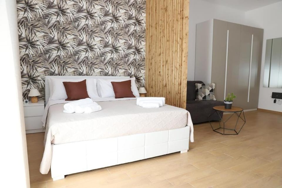 Bed, TV and multimedia, Bedroom, hair dresser