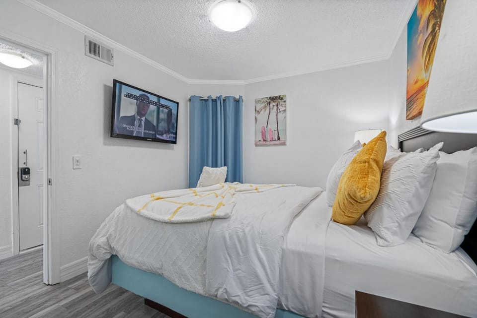 Bed, TV and multimedia, Photo of the whole room, Bedroom