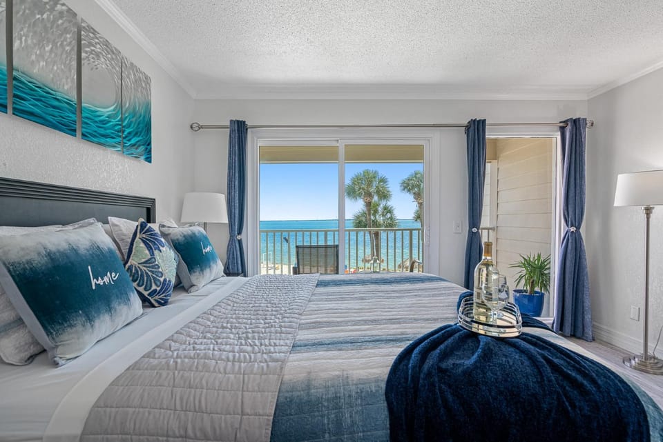 Bed, Natural landscape, View (from property/room), Balcony/Terrace, Living room, Photo of the whole room, Seating area, Bedroom, Sea view